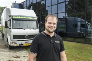 Søren har købt Kim Larsens gamle tourbus: Nu holder "Tykke Bærta" i Hobro
