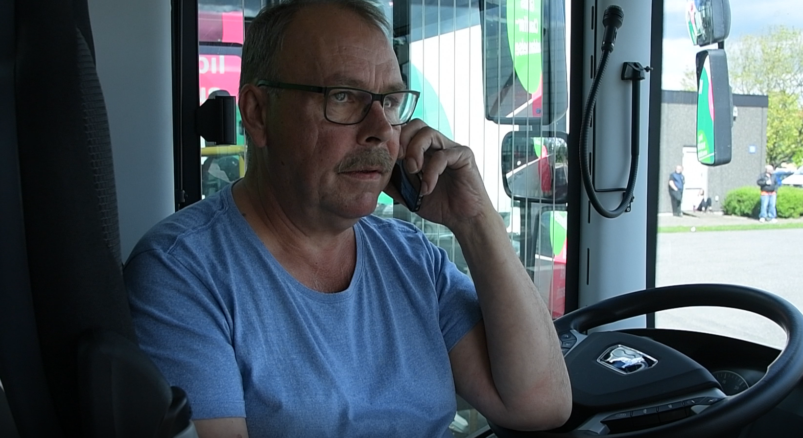 Efter prøven ringer Slagter Ole til Jørns busrejser. Se om det er med gode eller dårlige nyheder i klippet herunder. Foto: Torben Hansen