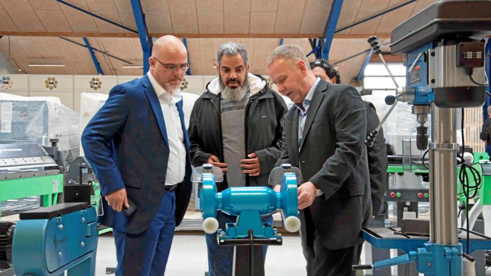 I forbindelse med den store ordre var repræsentanter fra Saudi Arabien i marts på besøg hos Scantool. Her viser administrerende direktør Claus Nielsen serien af bænkslibere frem. Privatfoto