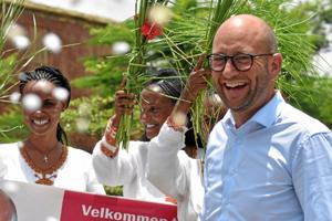 Nordjysk minister med milliarder: Rasmus Prehns første tur gik til Afrika