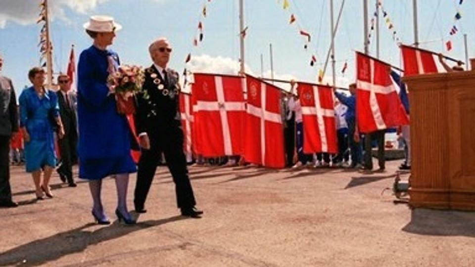 Dronning Margrethe - her sammen med daværende borgmester Svend Thorup - besøgte Thisted, da 50 års-jubilæet for det nordiske venskabsbysamarbejde blev fejret i 1989. Nu bliver det markeret, at samarbejdet har eksisteret i 80 år.  Foto: Lokalhistiorisk Arkiv