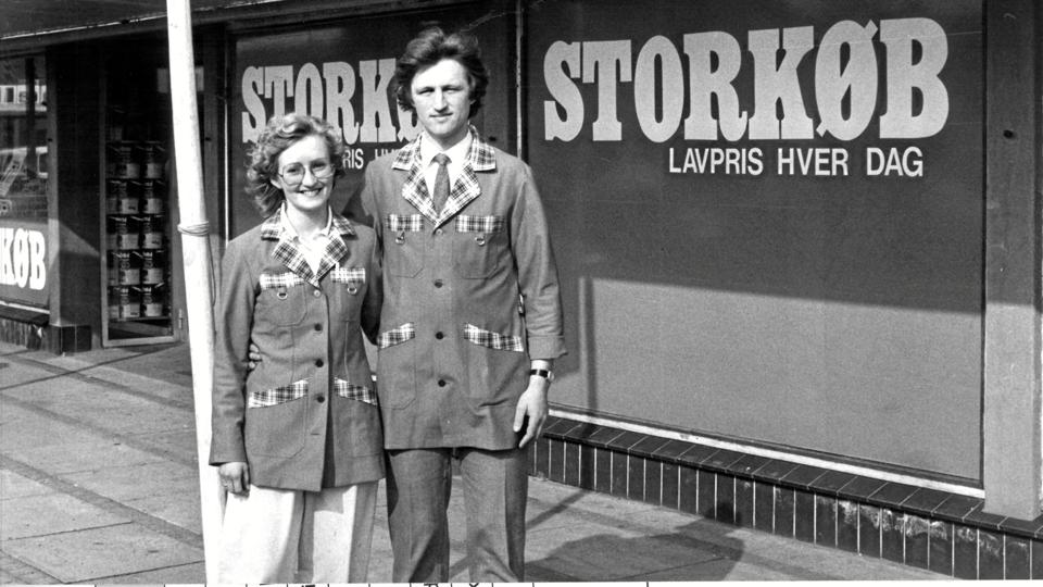 For 35 år siden overtog Svend Pape købmandsbutikken på havnen i Hals. Ved siden af ham står hans hustru, Susanne. Foto fra åbningen af Hals Storkøb, 18. maj 1984.