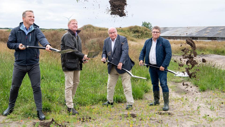 Mandag eftermiddag var der første spadestik på et af de største biogasanlæg i Danmark. Det kommer til at ligge på Holmevej mellem Farsø og Haubro i Vesthimmerland og skal kunne forsyne op mod 12.000 husstande med energi. Foto: Henri Louis Simonsen