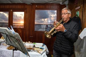 Se billederne fra unikt nordjysk minikrydstogt: Gæster nyder mad, drikke og musik på færge, mens solen går ned