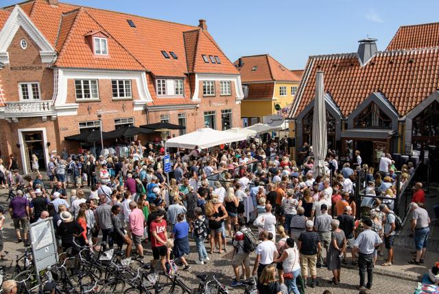 Der er tusinder og atter tusinder af turister, der gæster Frederikshavn Kommune hvert år. Her i Skagen på en solrig sommerdag, hvor der er sort af mennesker.Arkivfoto: Peter Broen