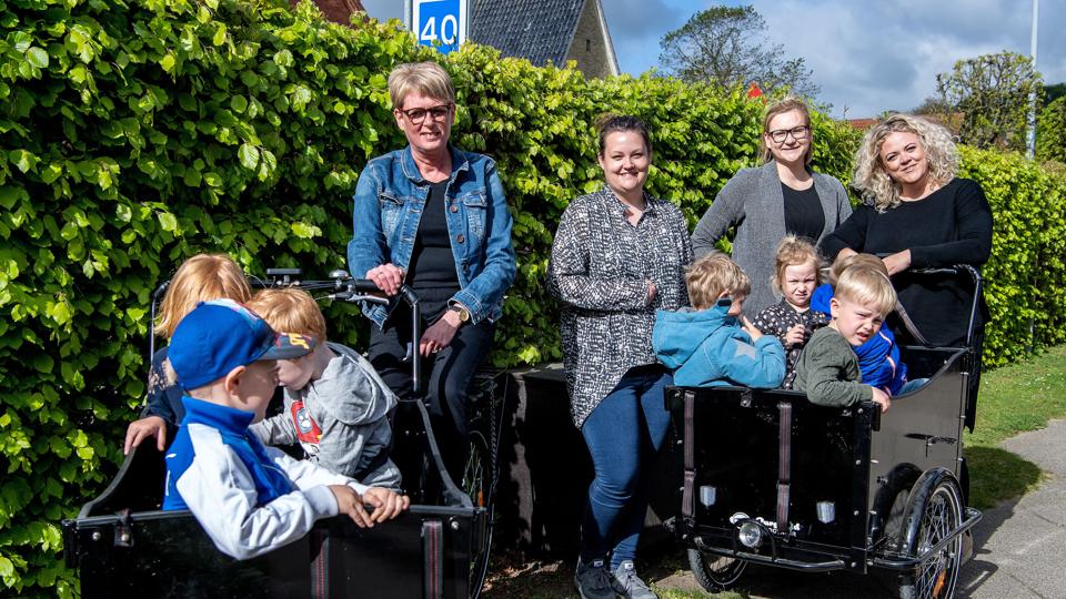 - Vi ligger godt nok i midtbyen, men vi har en god legeplads med gyngestativer, små hyggekroge, cykelbane og fodboldbane, inviterer Helle Nielsen, pædagogisk leder af Børnehuset - og så er der indkøbt el-Christianiacykler til udflugter. Foto: Henrik Bo <i>Foto: Henrik Bo</i>