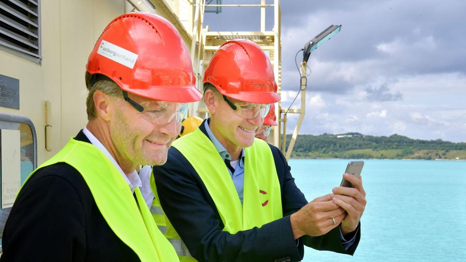 Peter Skaarup og Kristian Thulesen Dahl samt resten af folketingsgruppen fra Dansk Folkeparti var blandt andet ude og se kridtgraven, hvor en stor maskine pumper kridt op fra undergrunden. Foto: Claus Søndberg <i>Claus Søndberg</i>
