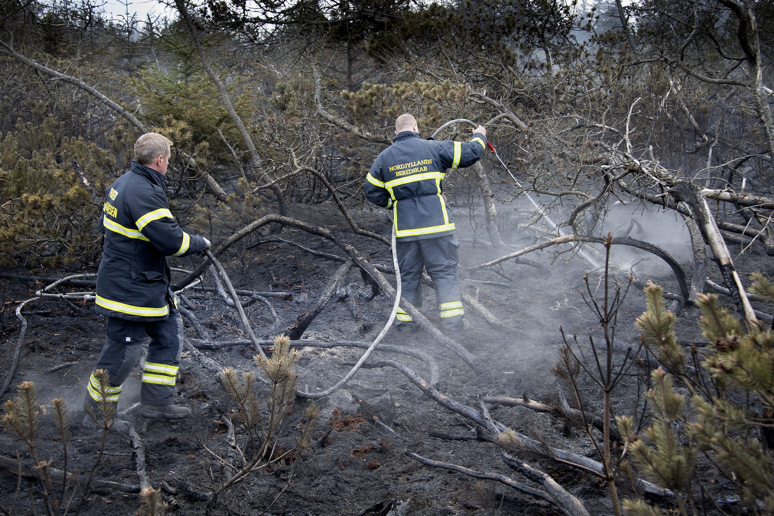 Der slukkes stadig ild i Thy - stor naturbrand blussede op igen