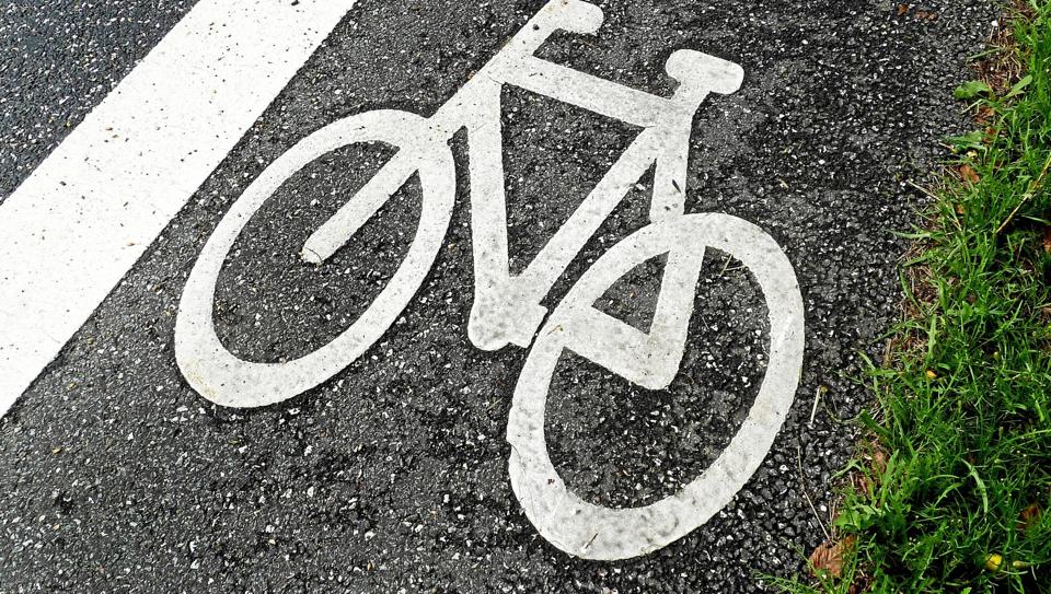 Den sikre skolevej er ikke nødvendigvis i kanten af en mere trafikeret vej, men den kan blive mere sikker, hvis bilisterne viser hensyn og kører efter forholdene. Arkivfoto