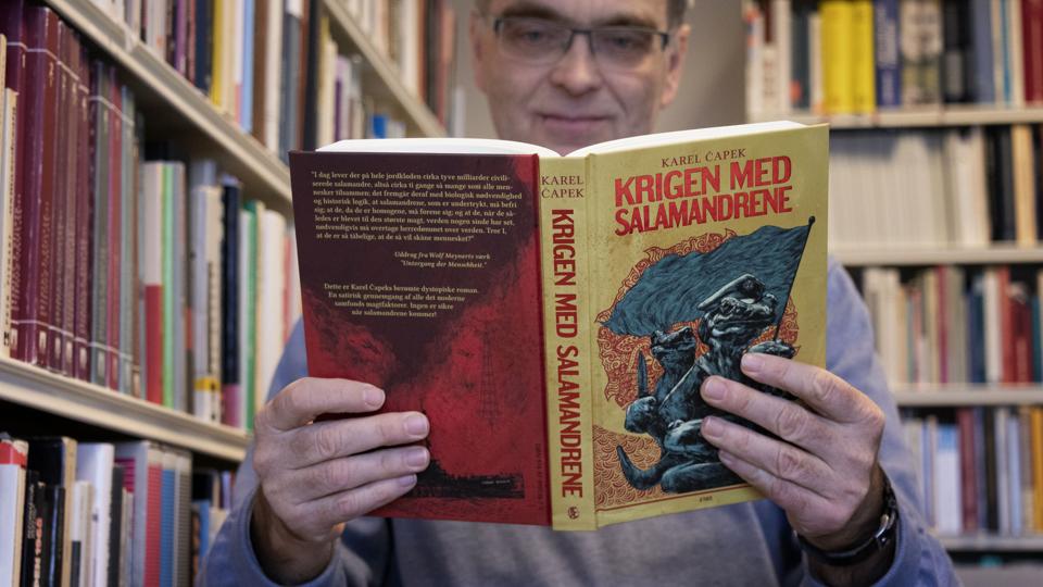 Peter Bugge med "Krigen med salamandrene" i sin egen oversættelse. Foto: Pia Daugaard