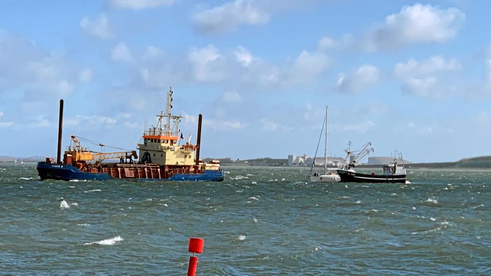 Trods hård vind og kritiske forhold slap sejlbåden fra episoden uden skader - mandskab fra den kommende redningsstation i Løgstør kom i aktion, selvom deres egen båd ikke er klar endnu.