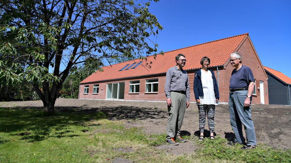 Præsteparret Sune Hjertmann Frederiksen og Else Kaag Bjerg sammen med menighedsrådsformand Bent Møller Jensen, til højre, foran den ny præstebolig i Bedsted. Foto: Bent Bach