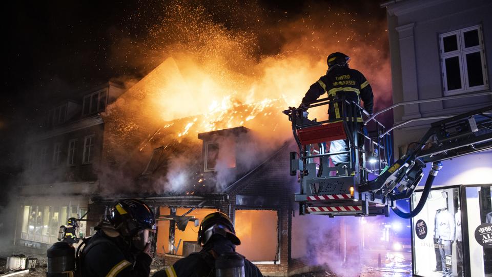 Slikbutikken blev totalt raseret af den voldsomme brand. Foto: Peter Mørk <i>Foto: Peter Mørk</i>