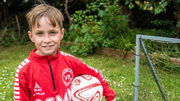 8-årige Benjamin følte sig udenfor: Der var ikke råd til, at han kunne gå til fodbold