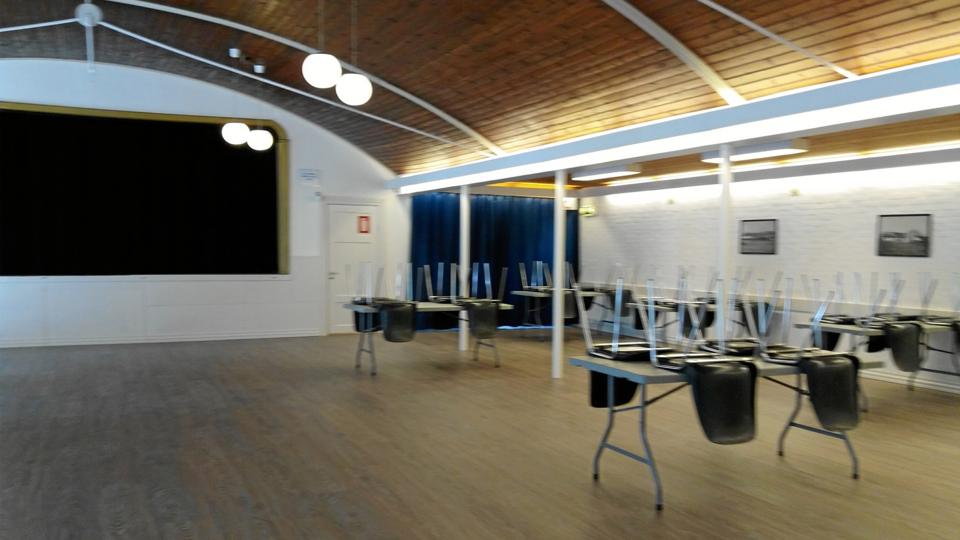 Det nye fine gulv i Bjergby Forsamlingshus har givet lydproblemer. Nu skal det buede træloft måske skiftes. Privatfoto