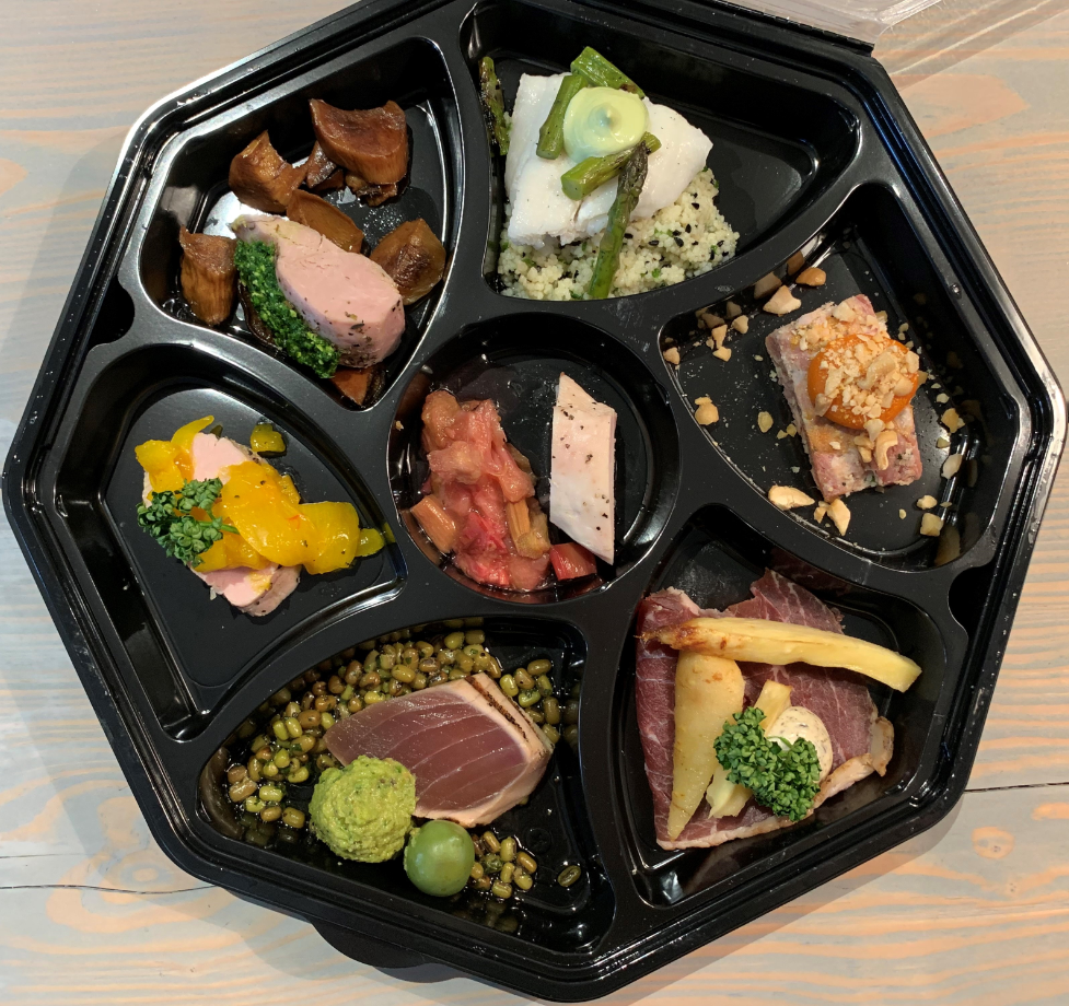 Hvis vi starter øverst ved den "lyseste" ret, så er det ising. Med uret er det den pressede gris, efterfølgende røget "black angus", dernæst er det sashimi tun, her efter er det svinemørbrad med chutney, herefter fasanbryst. I midten er det kylling med kompot. Foto: Kathrine Lykkegaard Jeppesen