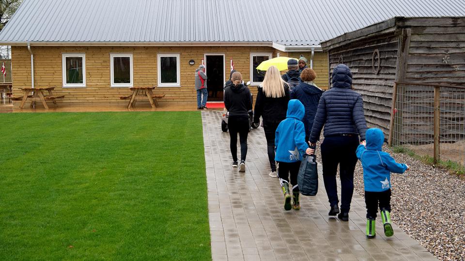 Også naturen var med til at indvie multihallen, da den sørgede for vievand i lange byger. Foto: Lars Pauli