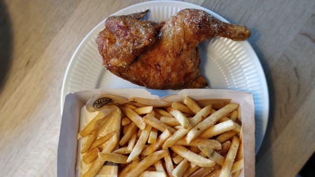 Både kylling og pommes var oversaltede. Foto: Jacob Andersen