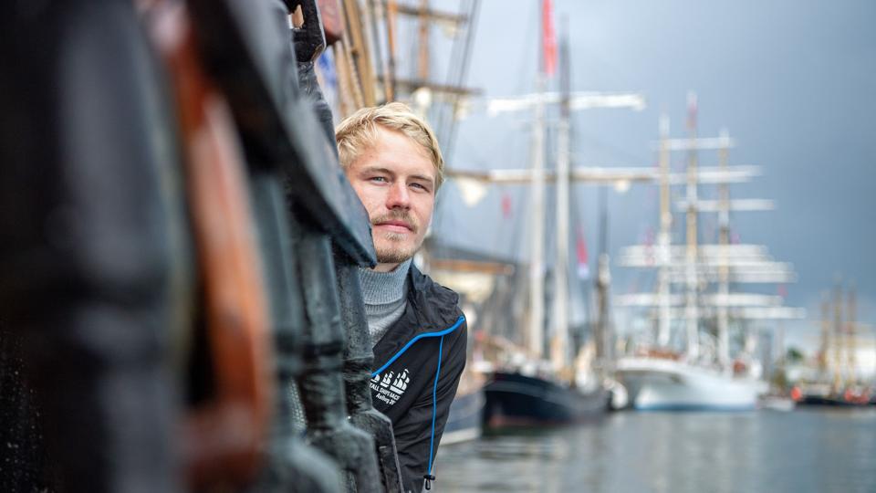 Allerede før skibet er stævnet ud, reagerer Simon Mæng Tjørnehøj tydeligt, når personalet underviser i alt det, der kan gå galt. Alligevel tager han afsted. Foto: Henrik Bo <i>Foto: Henrik Bo</i>