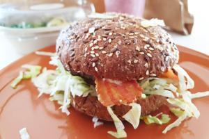 Sund burger var overraskende god: Det kunne man ikke sige om salaten