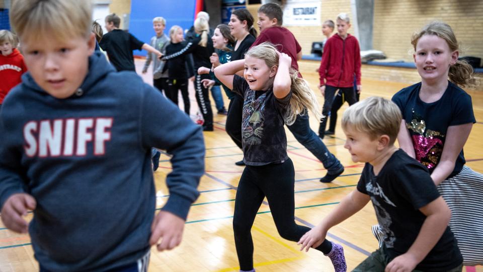 Børnene på Mariagerfjord Idrætsskole boltrer sig i Onsild Hallen, som skolen ejer. På generalforsamlingen forleden blev forældrekredsen præsenteret for tegninger af en sammenbygning af hal og skole. Arkivfoto: Laura Guldhammer