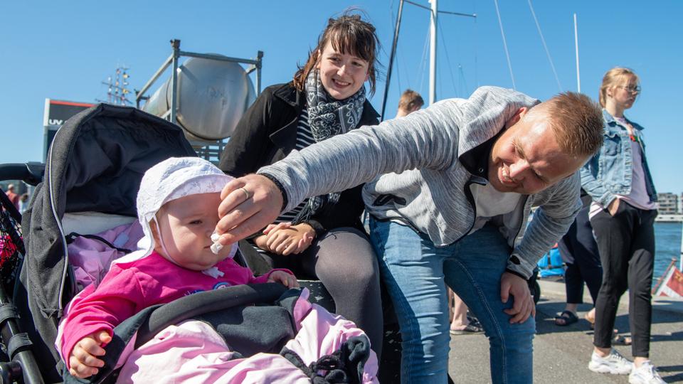 Vinni Lanzky (i midten) var til Tall Ships Races sammen med sin mand Emil og parrets datter, Scarlet. Foto: Henrik Bo