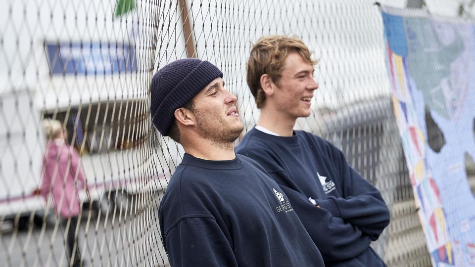 Frej Løvehed (th.) på 19 og Oscar Grum på 22 sejler med skoleskibet Georg Stage. Foto: Henrik Bo <i>Foto: Henrik Bo</i>