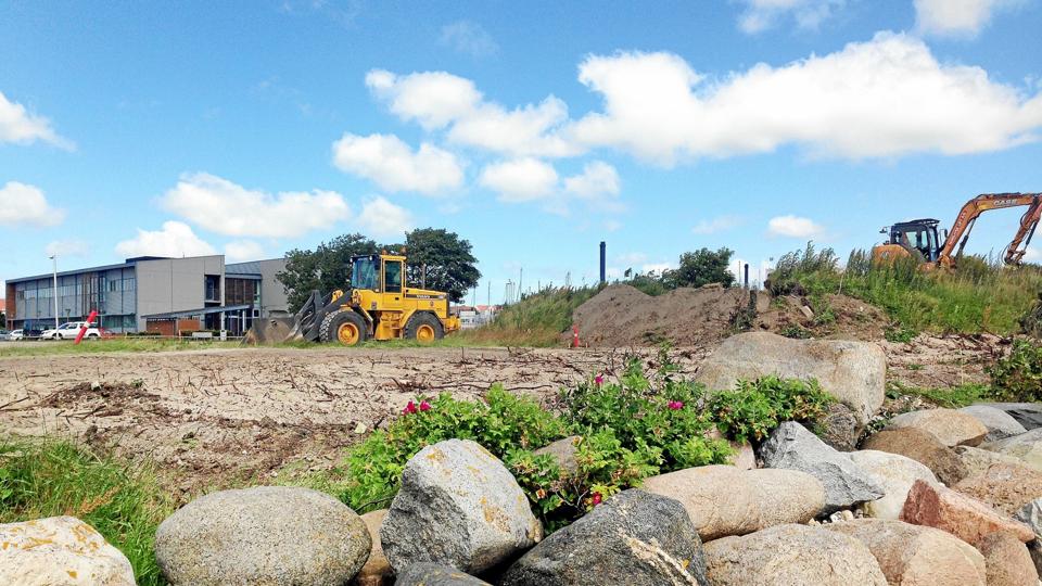 Det krævede et par gravemaskiner at flytte rundt på jordbunkerne og at skabe bedre p-forhold ved ”Dokken” - og så var det oplagt at åbne for adgang til en ny bynær strand. Privatfoto
