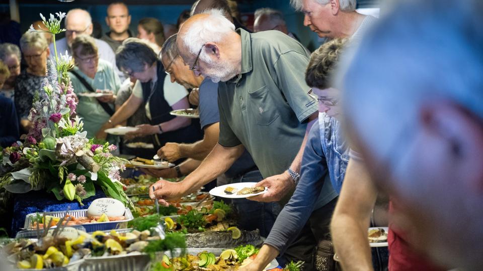Stenbjergdagen - her i 2017-udgaven - er ensbetydende med et overdådigt fiskebord. I år er ingen undtagelse, men dagen, som ligger lørdag 13. juli bryder lidt med traditionerne. Arkivfoto: Bo Lehm