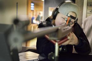Specialklasser fra Aalborg øver koncentrationen med rifler: - Alle børn har brug for succesoplevelser
