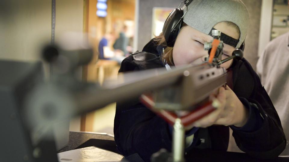 K koncentrationen er stor på skydebanerne i Kimbrernes lokaler ved Vesterkæret Skole. Foto: Bente Poder