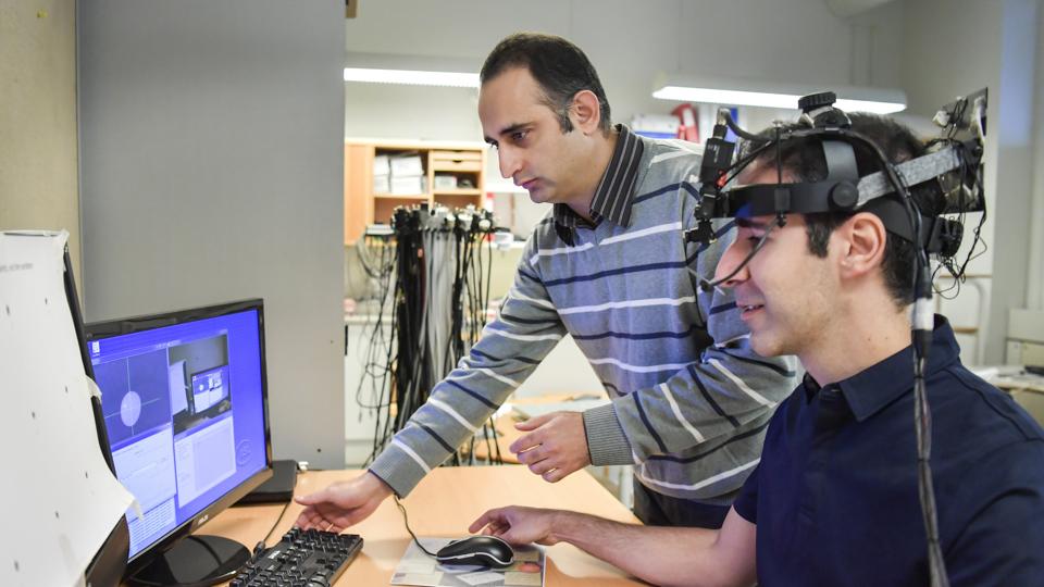 Forskningsleder Afshin Samani og ph.d.- studerende Ramtin Zargari Marandi, Aalborg Universitet, har udviklet et computerprogram, der kan afsløre træthed via eye tracking.