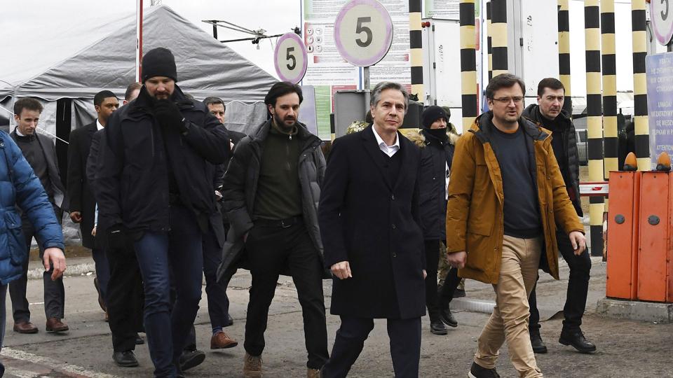 Ukraines udenrigsminister, Dmytro Kuleba (til højre), ses her sammen med den amerikanske udenrigsminister, Antony Blinken (til venstre), ved den ukrainsk-polske grænse i Korczowa i Polen lørdag. <i>Olivier Douliery/Ritzau Scanpix</i>