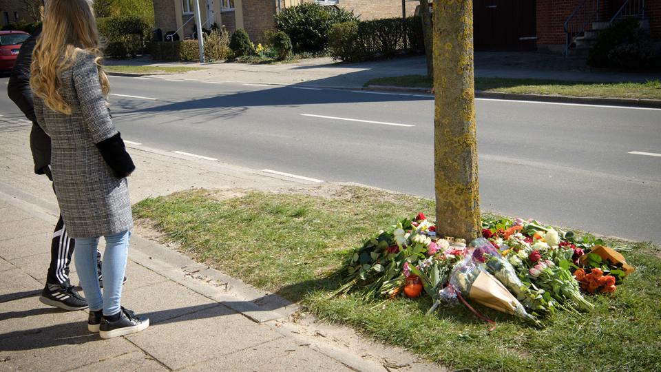 Familie, venner og kammerater mindedes den 16-årige med blomster på ulykkesstedet. Foto: Peter Broen