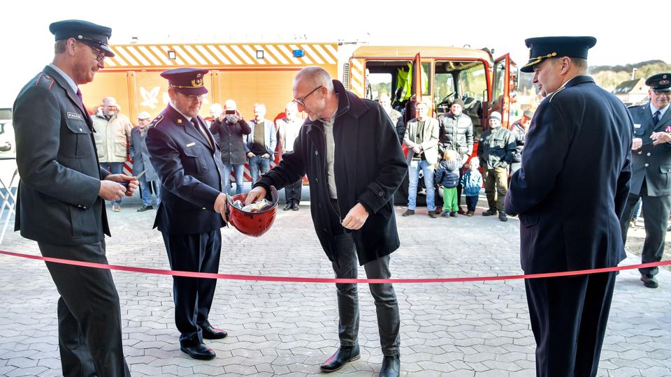 Borgmester Mogens Jespersen klipper den røde snor med hjælp fra beredskabschef og stationsleder. Foto: Claus Søndberg <i>Claus Søndberg</i>