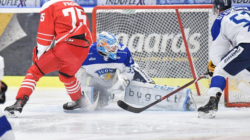 Så tæt var Mathias From på at score i torsdagens VM-test mod Finland. Foto: Claus Søndberg <i>Claus Søndberg</i>