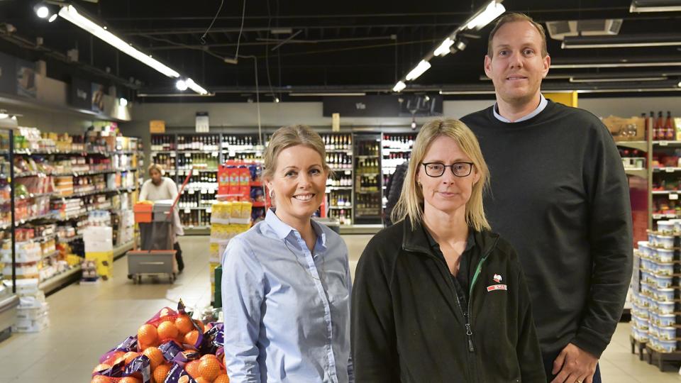Tine Vejrum Terp og hendes mand Christian Rick Vestergaard har købt Spar købmandsbutikken i Suldrup og Haverslev af Lone Ovesen i midten.