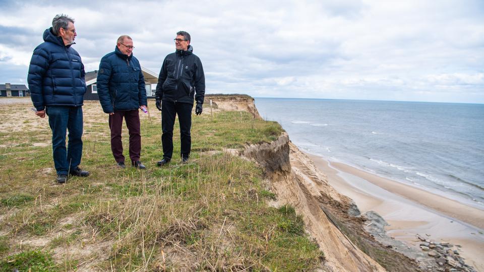 Tre frontkæmpere for kystsikring ved Lønstrup: Fra venstre Knud Erik Andersen, Erling Mikkelsen og Jan Nielsen.Foto: Martin Damgård