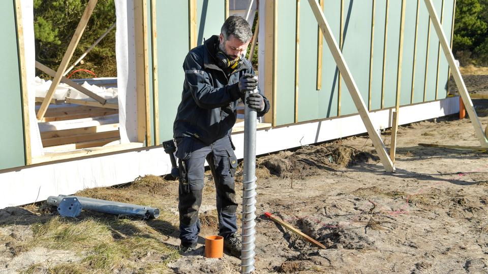 I Saltum er det nødvendigt at bygge sommerhuse på mandshøje skruer. Foto: Claus Søndberg <i>Claus Søndberg</i>