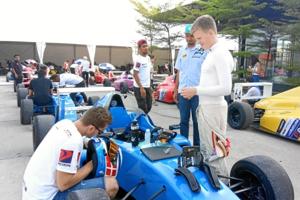 Formel 4-uheld i Malaysia: Malthe fik uventet hjælp fra tv-hold efter havari