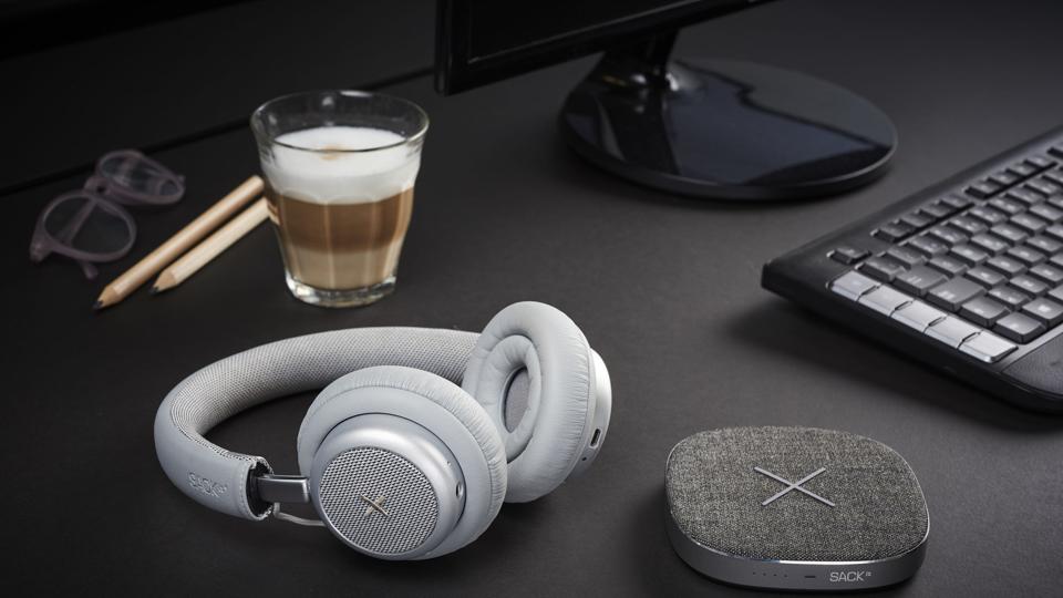 Hovedtelefonen Touchit samt den trådløse oplader og powerbank Chargit har netop vundet Red Dot Awards. PR-foto