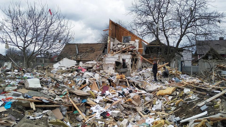 Ifølge amerikanske embedsmænd forsøger Rusland at hverve syriske soldater til at hjælpe med at indtage den ukrainske hovedstad, Kyiv. Her ses et ødelagt hus i Marhalivka i Kyiv-regionen søndag. <i>Oleg Pereverzev/Reuters</i>