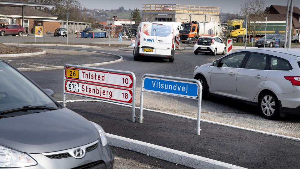 Vejdirektoratet har i mange år skiltet med, at der er 10 km fra Vilsund til Thisted ad hovedvej 26/11. Det er afstanden via Åsvej, en ”smutvej”, som der ikke skiltes med i Vilsund.  Foto: Peter Mørk