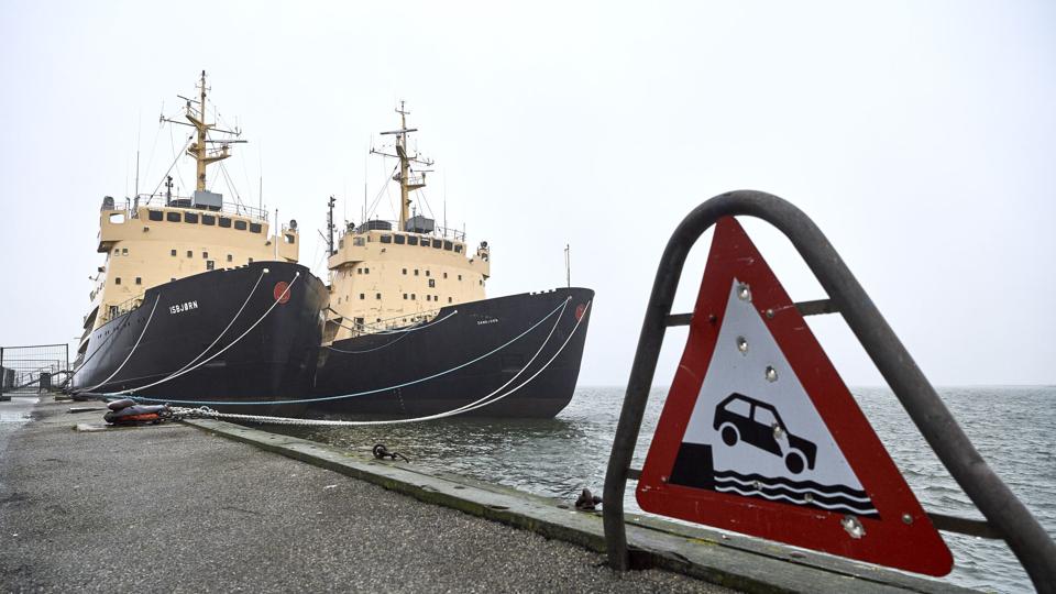 De ligger der stadig, isbryderne Danbjørn og Isbjørn. Men en dansk-hollandsk gruppe er klar til at købe dem med henblik på ombygning til krydstogtsejlads i det arktiske område. Arkivfoto: Henrik Bo