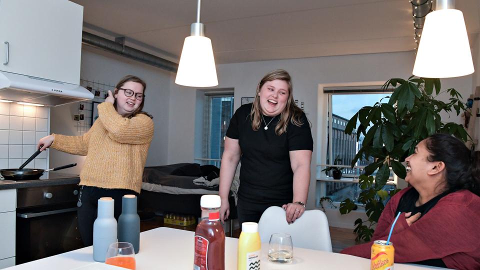 23-årige Mathilde Hovgaard (tv.), 22-årige Louise Lynggaard (i midten) og 25-årige Emilie Nathan (th.) mødtes første gang gennem appen Jodel. Foto: Bent Bach <i>Bent Bach, Nordjyske Medier</i>