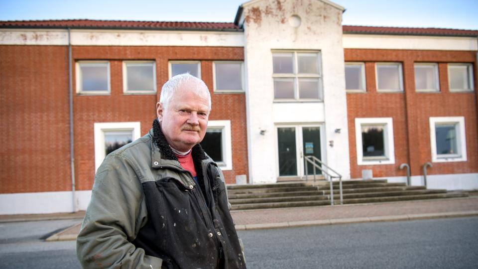 Finn Jørgensen foran det gamle rådhus, som - hvis det stå til ham og Anders Andersen - skal overtages af en erhvervsdrivende fond og indrettes til kontorfællesskab. Arkivfoto: Bo Lehm