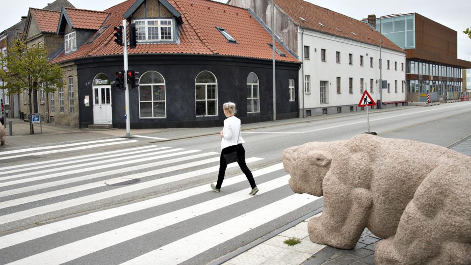 Den nye musiske skole skal ligge på hjørnegrunden overfor banegården ved siden af det nye Vendsyssel Teater, som skolen forventes at kunne få et godt samarbejde med i lighed med det samarbejde, skolen havde da teatret og skolen var naboer i Dronningensgade.Arkivfoto: Kurt Bering