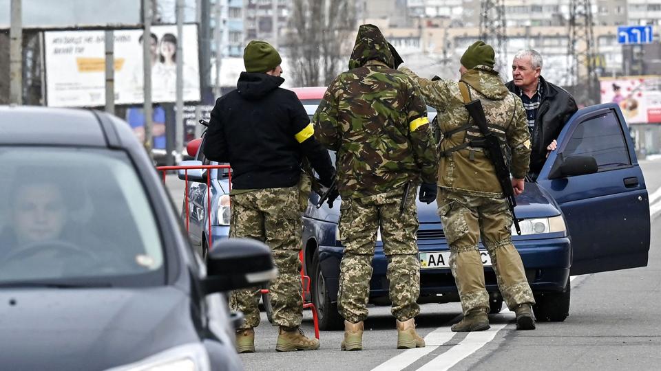 Russisk militær vil angiveligt fra klokken 08.00 dansk tid holde våbenhvile i flere ukrainske byer, herunder Kyiv og Kharkiv, så civile kan komme ud. (Arkivfoto) <i>Genya Savilov/Ritzau Scanpix</i>