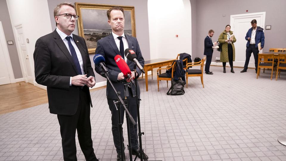 Udenrigsminister Jeppe Kofod (S) og forsvarsminister Morten Bødskov (S) efter møde i Det Udenrigspolitiske Nævn på Christiansborg mandag. <i>Liselotte Sabroe/Ritzau Scanpix</i>