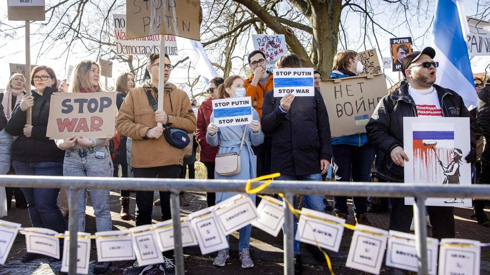 Russere, der bor i Holland, protesterer mod krigen foran den russiske ambassade i Haag. Rusland har mandag valgt at blive væk fra et retsmøde i Den Internationale Domstol (ICJ) i Haag. (Arkivfoto). <i>Sem Van Der Wal/Ritzau Scanpix</i>